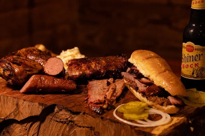 ¿De vacaciones en Brownsville? Aquí tres opciones preferidas por los locales que te van a sorprender: Longhorn Cattle Company, Madeira y Dirty Al's