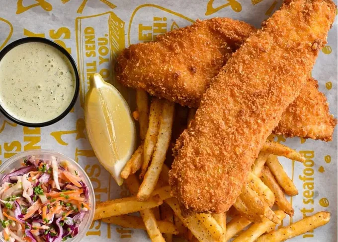 Fish and chips: el platillo más reconocible del Reino Unido, que tardó mucho en hallar un lugar en NL, ya comienza a encontrarse en SP