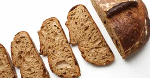 Elaborado con masa madre de larga fermentación, con una corteza crujiente y con miga suave, Pan Campesino de BreAd ya es "Platillo Icónico de NL"