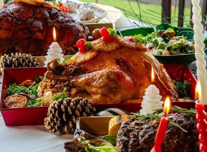 Navidad 2025. 5 restaurantes con paquetes navideños de pavo y pierna de cerdo para entregar el día de Navidad. ¡Hay que preordenar ya!