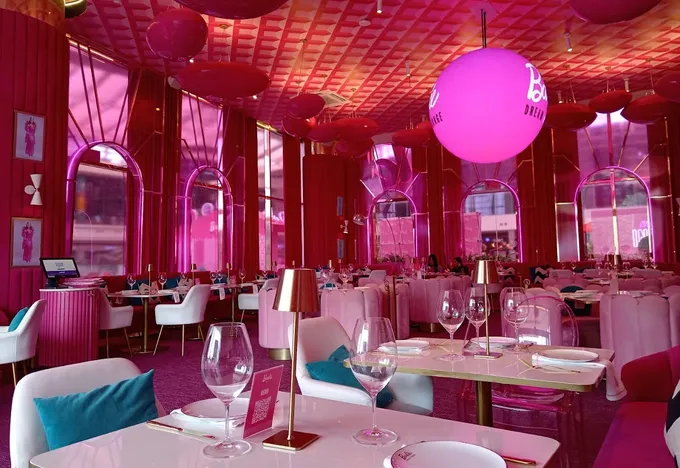 ¿Extrañas los 80s? Nosotros también. Descubre cómo la nostalgia, predominante en las nuevas generaciones, repopularizó los restaurantes temáticos