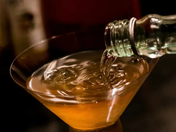 Monterrey en un sorbo: mezcal, mango y montañas bajo el sol neoleonés.