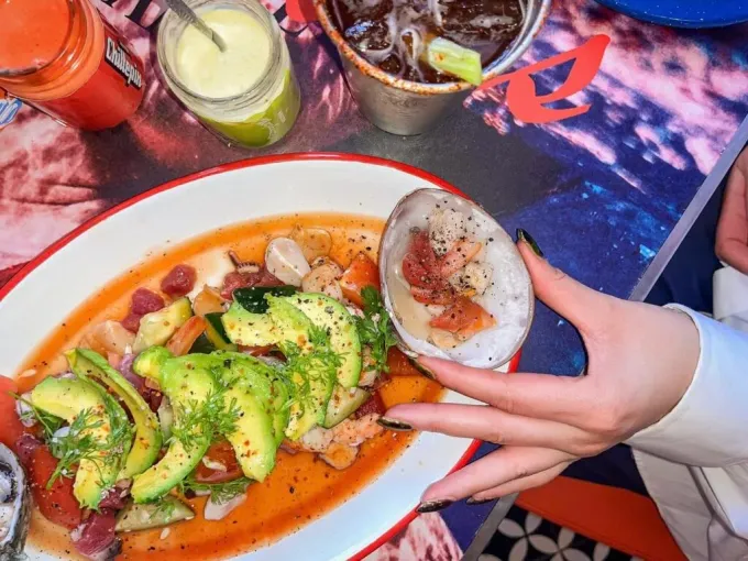 De moda: Mariscos al horno con sazón joven y artesanal