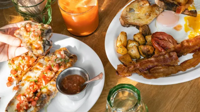 Consejo Editorial Residente: Café Laurel, desayuno de clase mundial