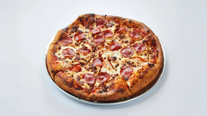 La pizzería estilo chicago de 24 horas que constantemente tiene fila