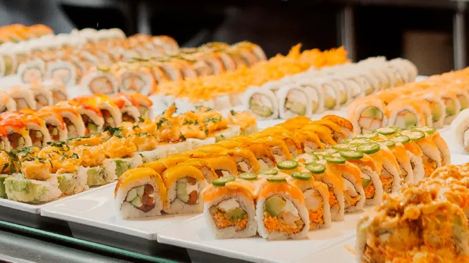 Por menos de $300 pesos puedes probar de todo: ramen, wok, postres, bebidas y más sin límite