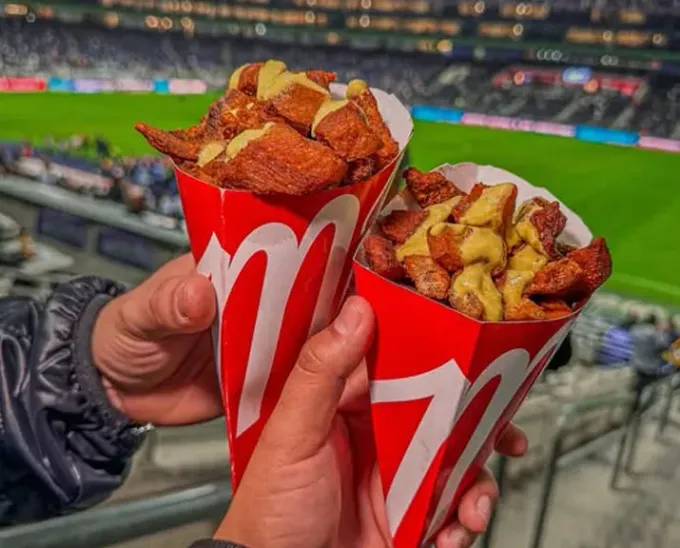 ¿Vas a ir a ver el juego de Rayados? Aquí la lista completa de comida en el estadio por si (ojalá que no) necesitas comfort.