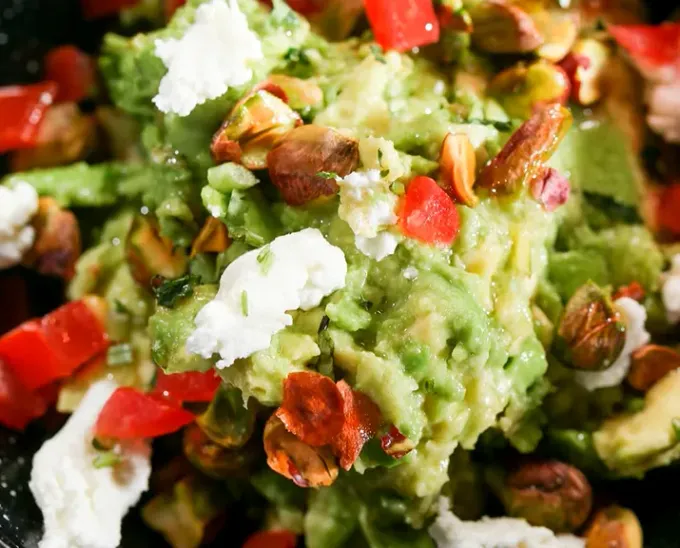 31/7 día del aguacate. ¡Ya es tiempo de reinventar el guacamole! Aquí 2 opciones creativas y faltan... Se aceptan tips.