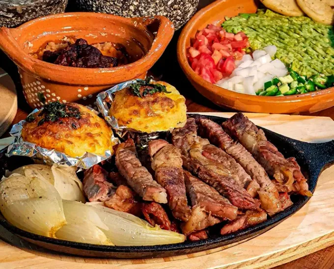 ¿Vas a ver el partido en el estadio de Rayados y no sabes a donde ir a comer después? Aquí varias opciones en la zona