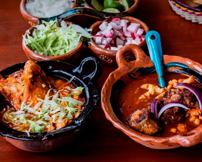 Aunque batallamos porque aquí no es tan popular, aquí te dejamos 4 pozoles buenos y a buen precio en MTY, APO, GPE