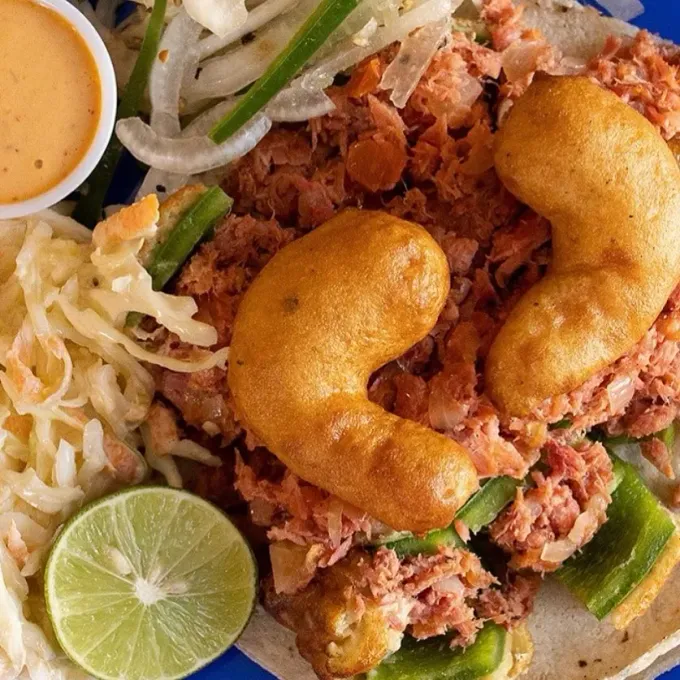El Puertecito: con recetas del 'Mercado Negro' de Ensenada nos traen tacos gigantes de $50... que según comensales, "con uno te llenas"