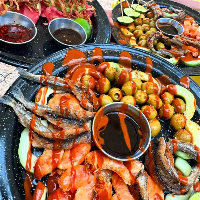 Mariscos desde Sinaloa y pescado desde Oaxaca traídos en avión. El Perihuete: la nueva moda entre los jóvenes de San Pedro