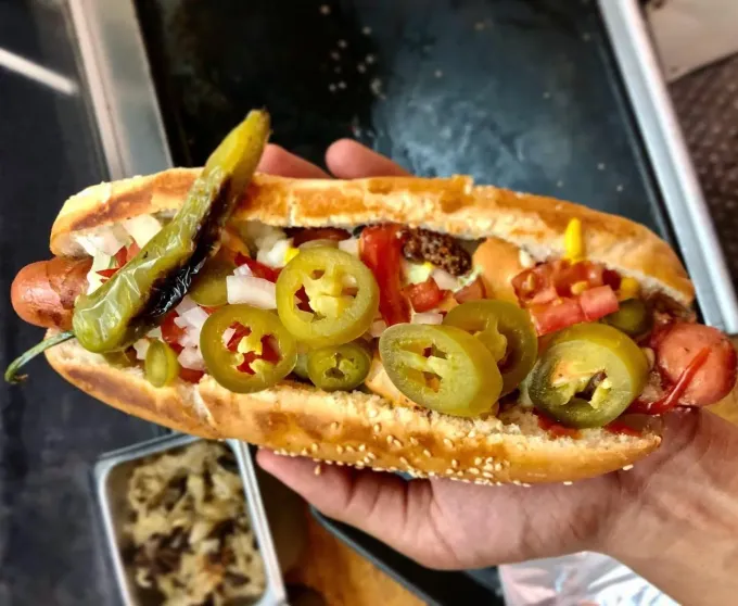3 recomendaciones de hot dogs nocturnos en zona Cumbres: el monchoso, el personalizado y el de pan artesanal