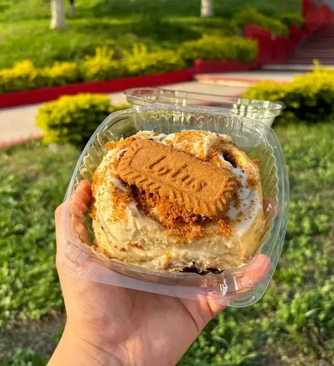 Ruta de postres. 3 puestos de roles de canela con receta propia, producción artesanal y gran tamaño... que "se ponen cuando quieren"