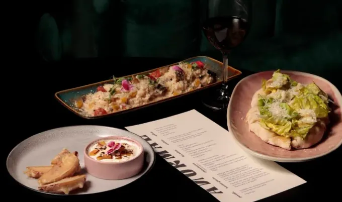 Anormal, el gastrobar que propone una convivencia al estilo europeo: íntimo, cómodo y elegante. Una tendencia global que ya hacía falta en NL