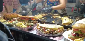 Mercados de NL. De sushi a "rusas", pasando por banderillas, pizzas, tacos, tostadas, chicharrón, elotes, papas asadas y más en el Felipe Carrillo de Escobedo