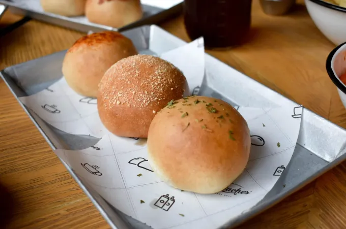Los Boquiaches: una propuesta única de pan relleno de guisos que no es una empanada ni un sándwich