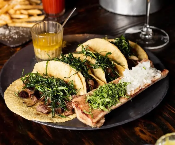 Es posible ordenar al centro y compartir con amigos sin romper la dieta: Vanessa Sierra nos recomienda qué pedir en Gallo 71