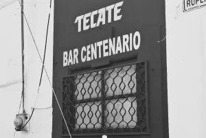 Ruta de cantinas. Bar Centenario: anteriormente El Bar Puentes frente a la Universidad Metropolitana, música de rocola, y cerveza de barril Indio y Tecate