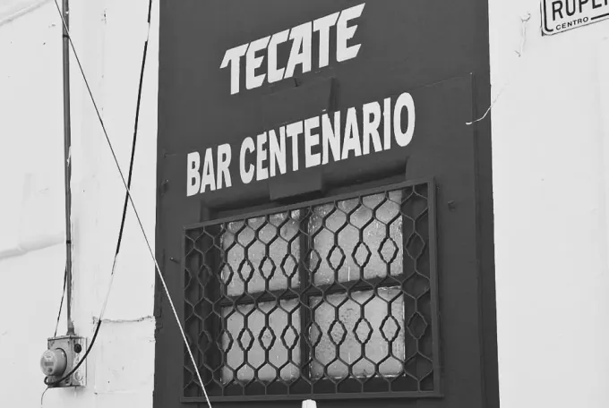 Ruta de cantinas. Bar Centenario: anteriormente El Bar Puentes frente a la Universidad Metropolitana, música de rocola, y cerveza de barril Indio y Tecate