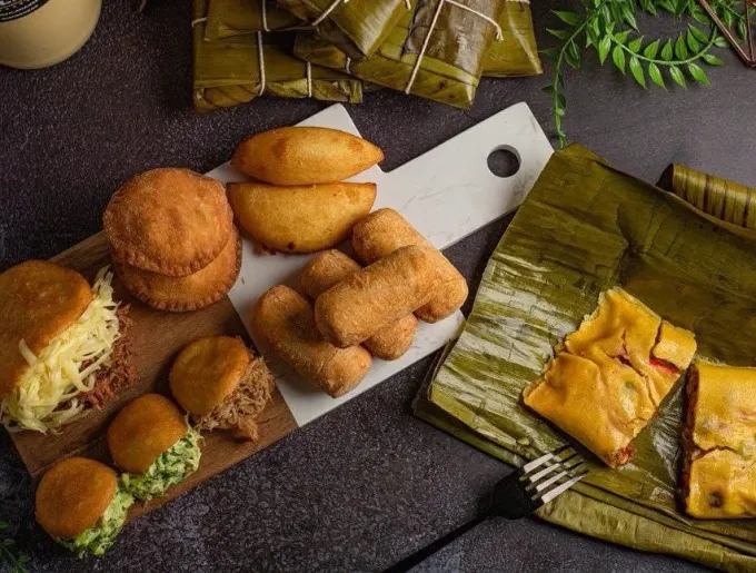 Navidad 2025. ¿Navidad con sabor internacional? Aquí 3 opciones de restaurantes con menú navideño para llevar: auténtica sazón griega, libanesa y venezolana