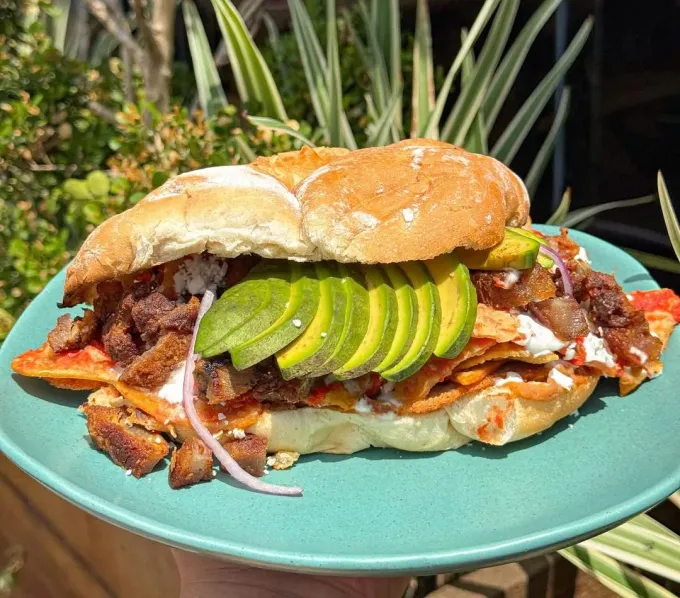 Torta de chilaquiles. Este platillo muy chilango comienza a ofrecerse por todo NL. Desde la receta original hasta la que incluye proteína, ¿cobrará fuerza?