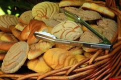 Ruta de mercados. Mercado Astros, sábados por la tarde en ESC, ropa, accesorios y mucha variedad de comida: pan de canasta, elotes, tacos y turrón estilo Guadalajara