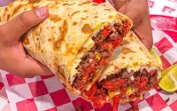 Para una cena muy, pero muy bien servida en SNN: Lucas Burger, el lugar que desde 1990 es conocido por sus burritos de un kilo y su variedad de hamburguesas