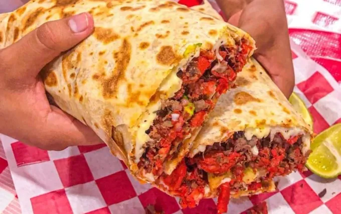 Para una cena muy, pero muy bien servida en SNN: Lucas Burger, el lugar que desde 1990 es conocido por sus burritos de un kilo y su variedad de hamburguesas