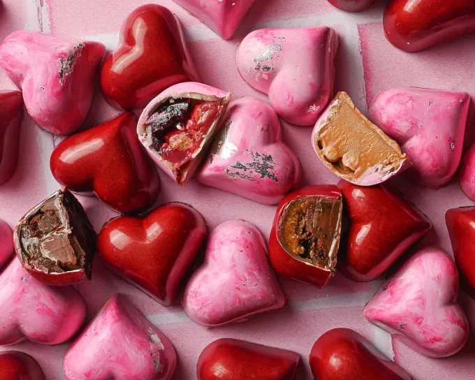 Desde el siglo XX, el chocolate se regala como muestra de amor. Aquí 7 opciones para conseguir este clásico dulce en forma de corazón y con diferentes rellenos