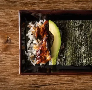 ¿Conoces los handrolls? Rollos envueltos en alga nori y hechos a mano. Este platillo es popular en Nueva York, Los Ángeles y Madrid: aquí 3 opciones en SPG