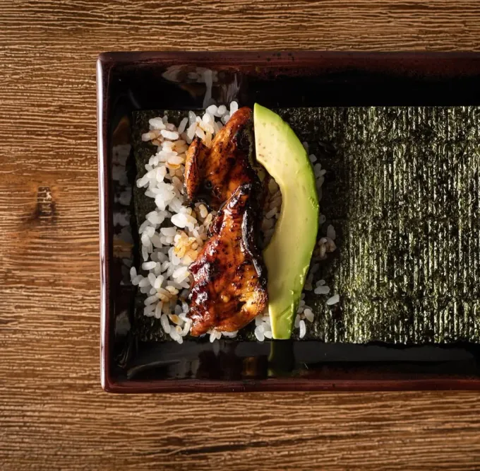 ¿Conoces los handrolls? Rollos envueltos en alga nori y hechos a mano. Este platillo es popular en Nueva York, Los Ángeles y Madrid: aquí 3 opciones en SPG