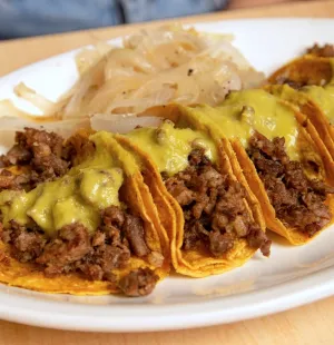 Infografía. ¿Son las 3:00 a.m. y no sabes qué comer? Aquí 7 taquerías icónicas en Nuevo León que están abiertas las 24 horas del día: bistec, trompo y bañados