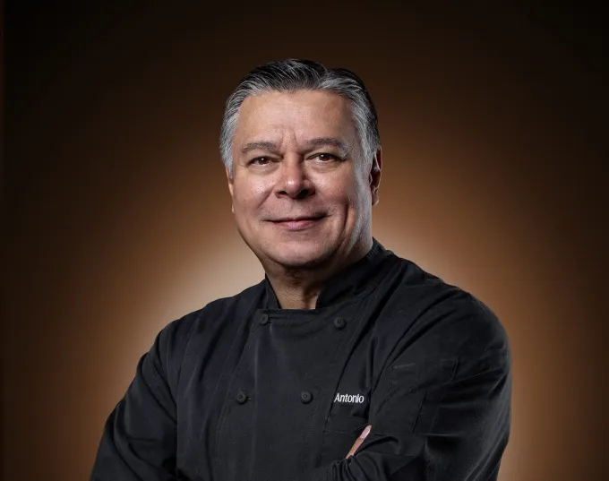 Conoce al chef Toño Márquez: uno de los primeros en traer a NL platillos innovadores de mariscos con fusión de sabores, 40 años de trayectoria y diploma Cordon Bleu