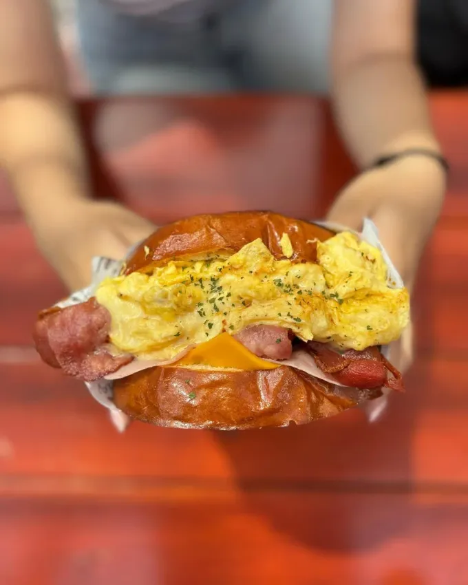 Sí existen lugares especializados en sándwiches en NL. Aquí 3 opciones en SPG y MTY con lonches gigantes rellenos de huevo, tocino, jamón y queso