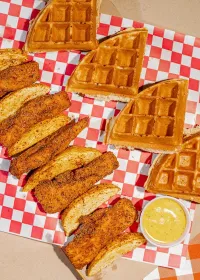 Día del waffle. Ya tienes pretexto, aquí 5 recomendaciones de nuestros lectores con crujientes waffles dulces y no tan dulces: pollo, fruta, tocino y maple — Gastronomía en Monterrey, Nuevo León