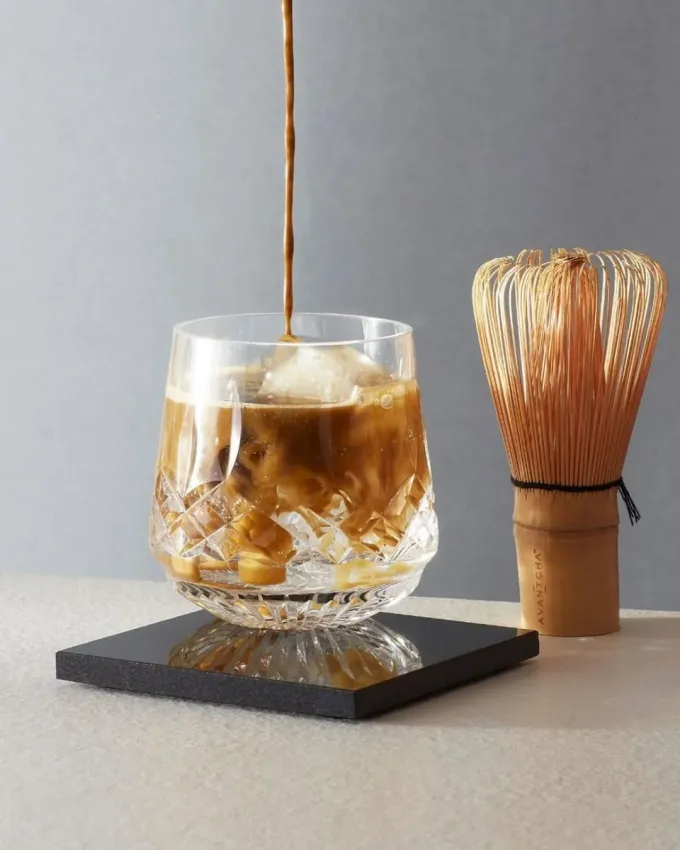 Cafés independientes de NL. Té hojicha: la alternativa del matcha japonés que apenas se encuentra en MTY. Dicen que podría ser la nueva moda... ¿cobrará fuerza?