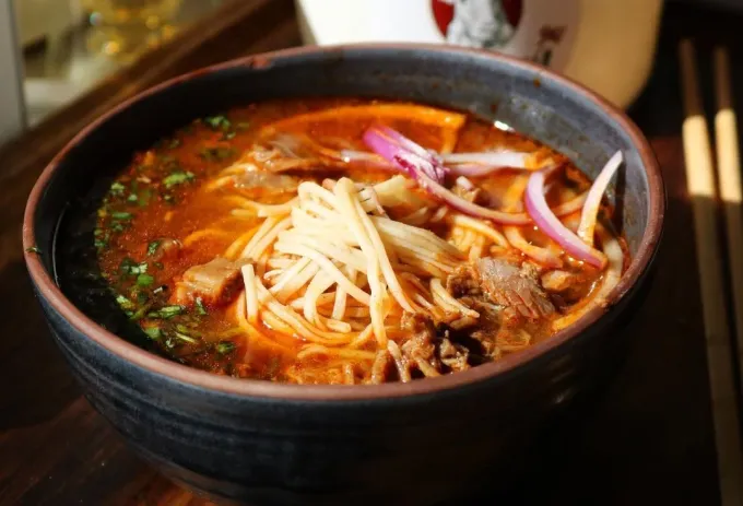 Infografía. Birriamen: el antojo que fusiona la gastronomía japonesa con la jalisciense. Aquí 7 opciones en NL para probar este caldo de res o borrego con fideos