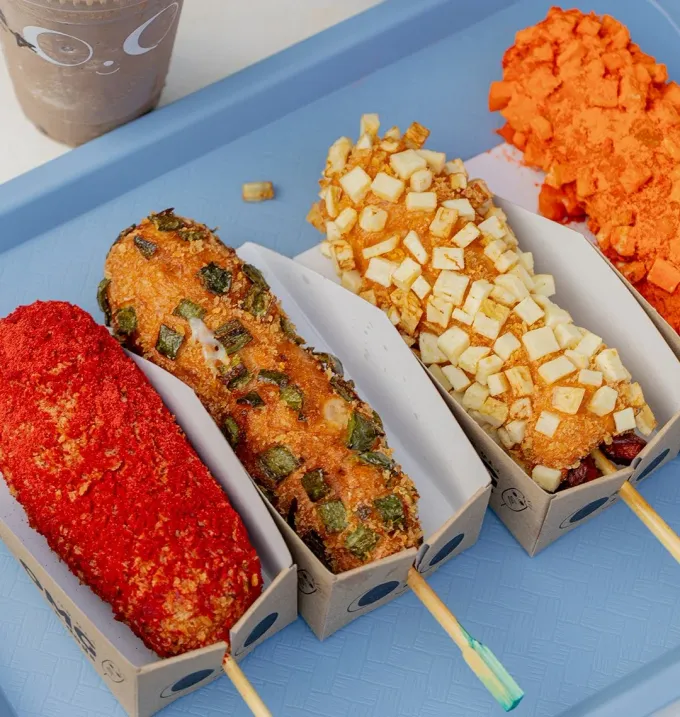 Infografía. Las banderillas coreanas: el snack callejero que surgió en los años 80 como una mezcla de lo suave, lo crocante y lo rápido. Aquí 7 opciones por todo NL