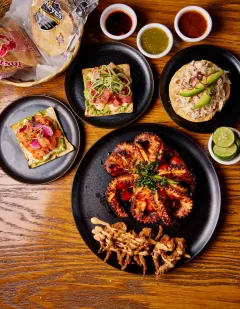 ¿Sabes cuál restaurante fue el pionero del boom de los mariscos en NL? En 2008, "Muelle de al lado" trajo recetas y sabores nunca antes vistos. Conoce más aquí