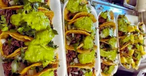 Ruta de mercados. Plutarco: abre solo los lunes por la tarde en Lincoln. Hogar de tostadas "El Cucharón", tacos "Son los del Mercadito" y mucho más