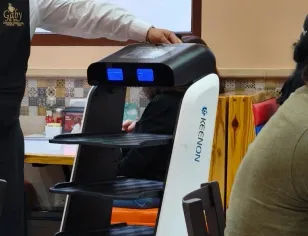Los meseros robot llegaron a Nuevo León para quedarse. Hay 3 restaurantes en la ciudad que ya los usan y hasta tienen personalidad propia. ¿Sabes cuáles son? — Gastronomía en Monterrey, Nuevo León