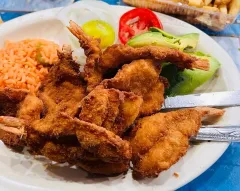 Dicen que la gastronomía de un lugar se encuentra en las calles y los mercaditos, pero la gente siempre le saca la vuelta a los mariscos de barrio... ¿Te atreves?