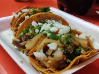 Nos recomendaron 3 taquerías nocturnas en Mitras Centro: más de 1,000 reseñas positivas, bistec, trompo y mucha gente. ¿Te las sabes? Dicen que ya son tradición... — Gastronomía en Monterrey, Nuevo León