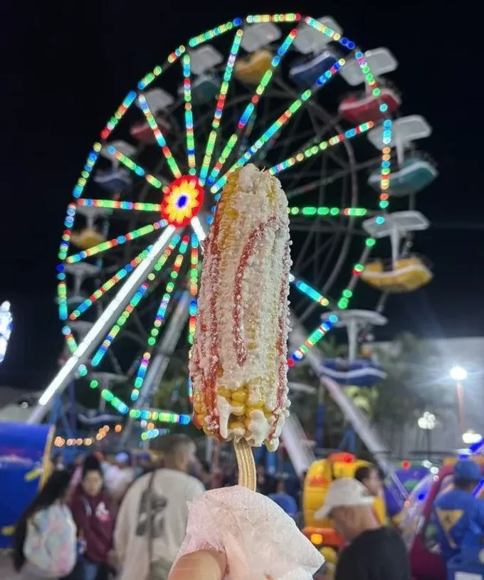 No es tu imaginación: el elote de feria es una cosa y el elote de puesto es otra. ¿Por qué la comida de feria tiene un sabor diferente a la comida de siempre?