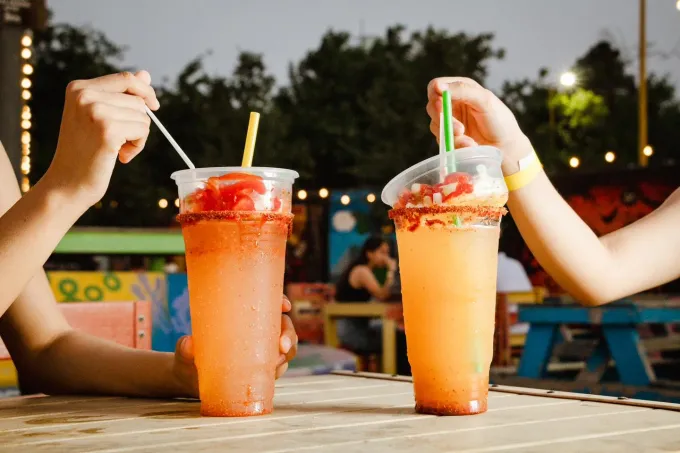 Los 'food parks' ya le ganaron a las ferias de MTY: misma comida, música en vivo, entrada gratuita y hasta juegos para niños