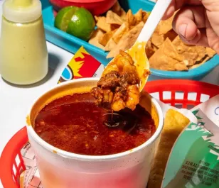 Cuando baja la temperatura se antoja un caldito, ¿apoco no? Nuestra recomendación: caldo de birria. Aquí 3 opciones populares en San Pedro con birria de res — Gastronomía en Monterrey, Nuevo León