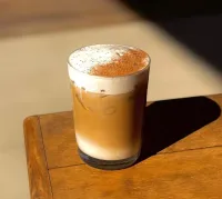 Cada 3er miércoles de abril es el Día del plátano. Con este singular pretexto mercadológico, te dejamos 3 cafés con bebidas de sabor o 'cold foam' de plátano